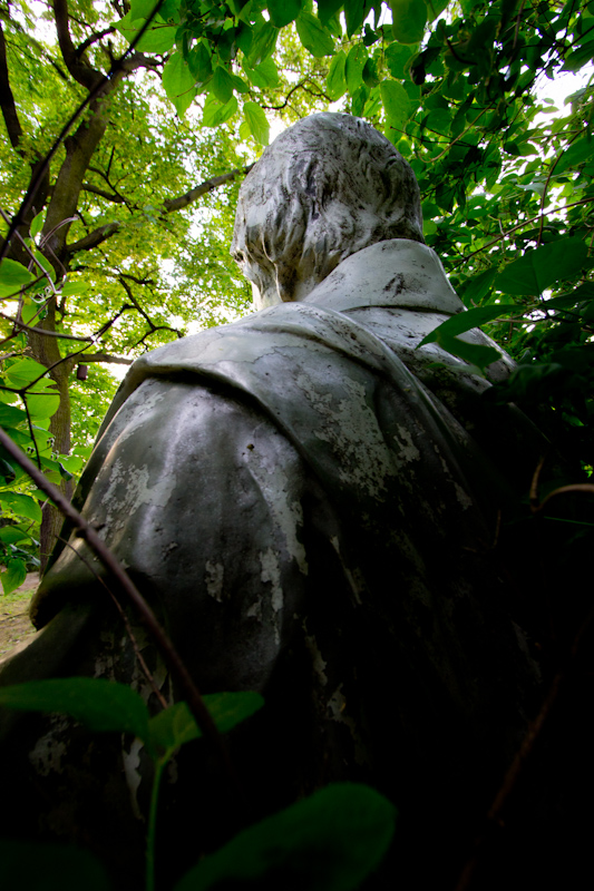 Statue: no description